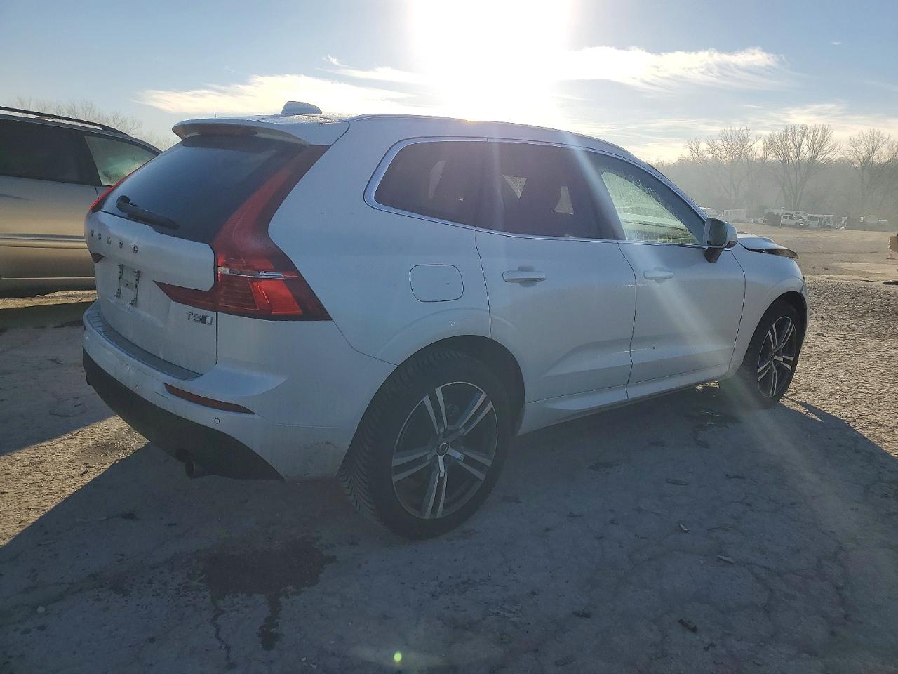 2021 VOLVO XC60 T5 MOMENTUM photo 3