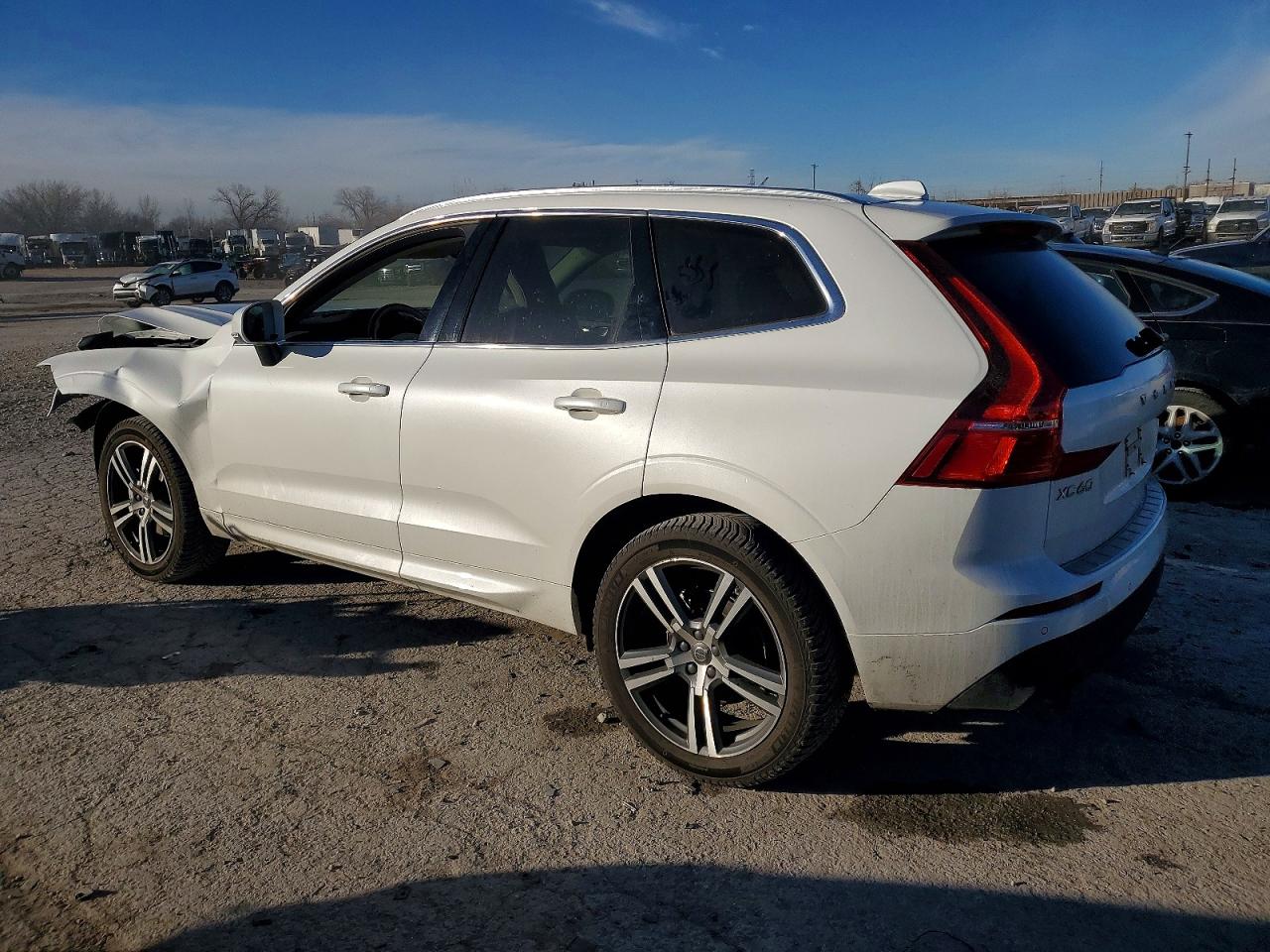 2021 VOLVO XC60 T5 MOMENTUM photo 2