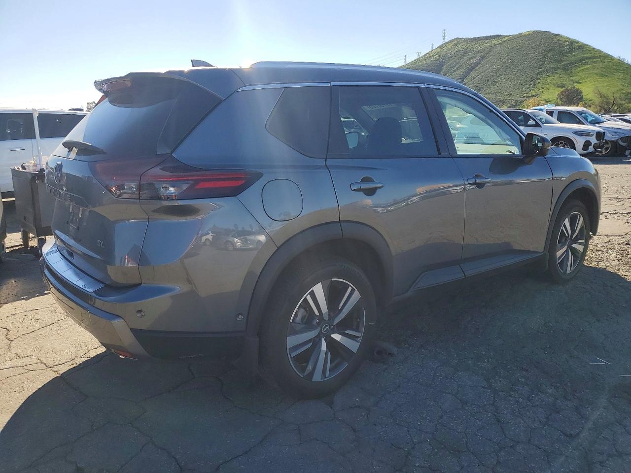 2025 NISSAN ROGUE SL photo 3