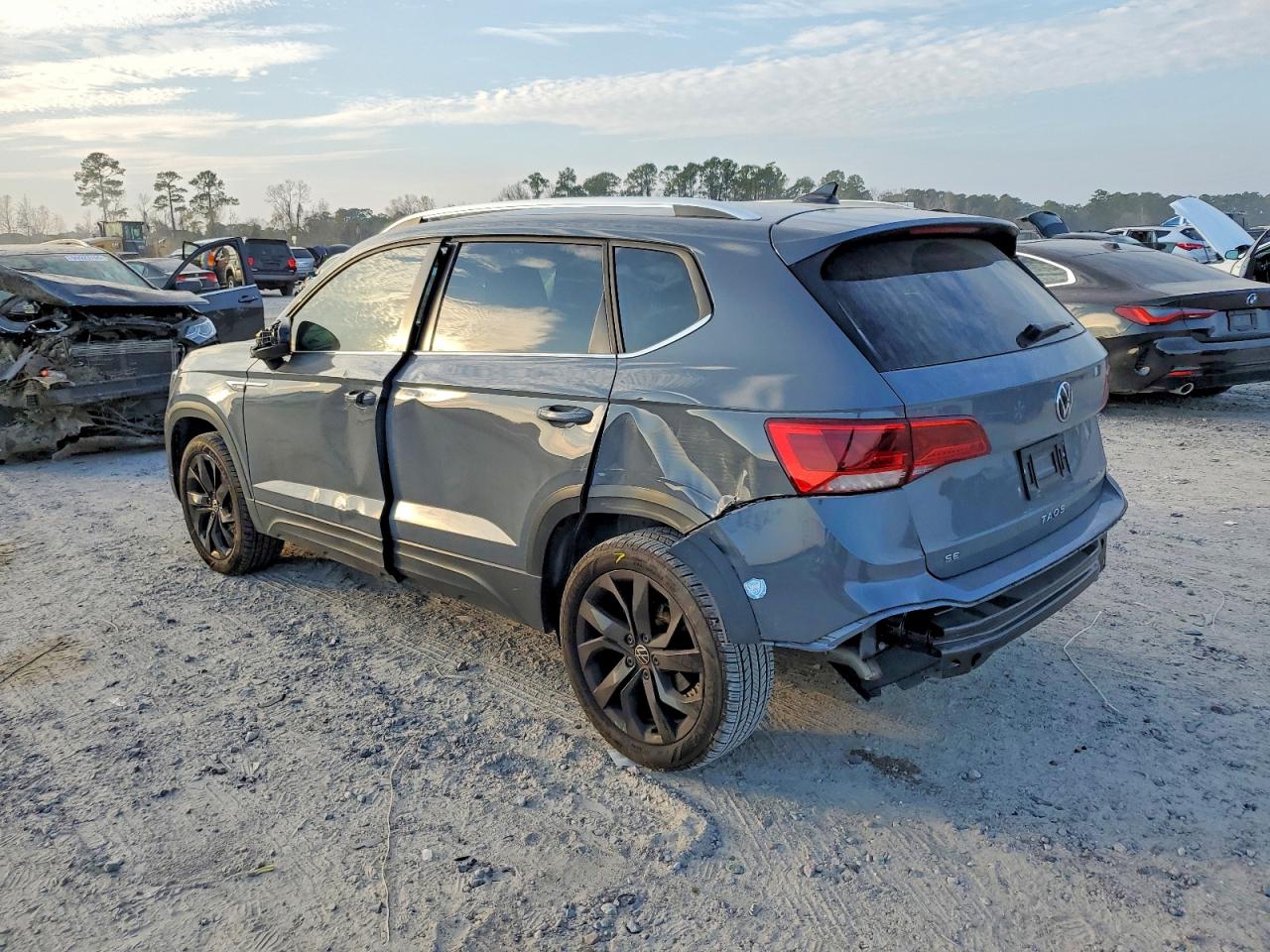 2024 VOLKSWAGEN TAOS SE photo 2