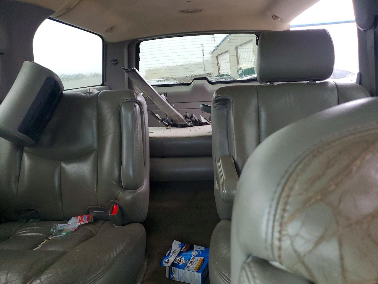 2004 CHEVROLET SUBURBAN C1500 photo 10