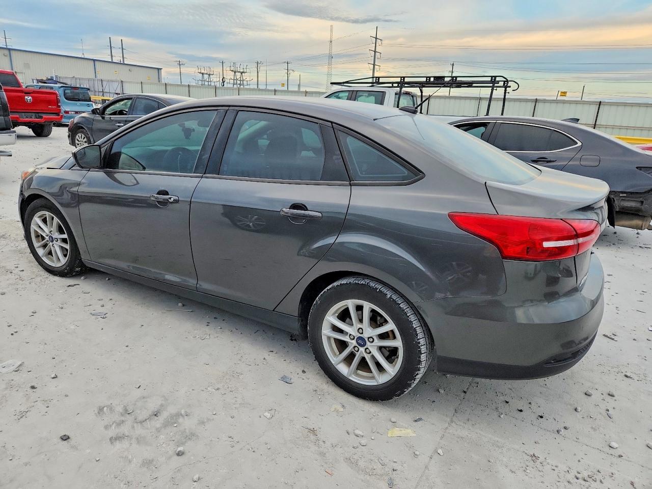 2018 FORD FOCUS SE photo 2