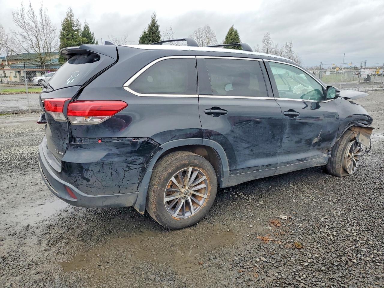 2019 TOYOTA HIGHLANDER SE photo 3