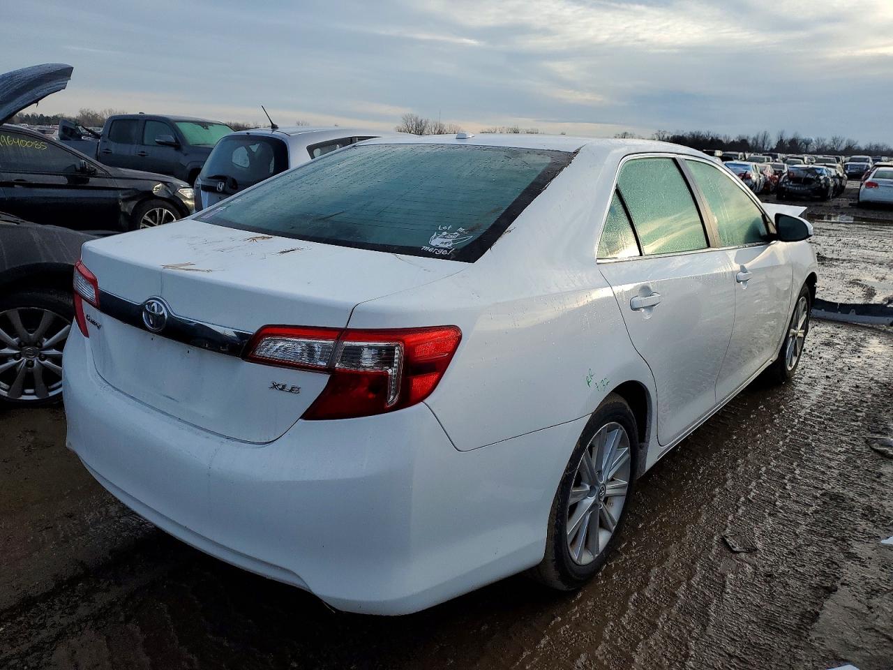 2014 TOYOTA CAMRY L photo 3