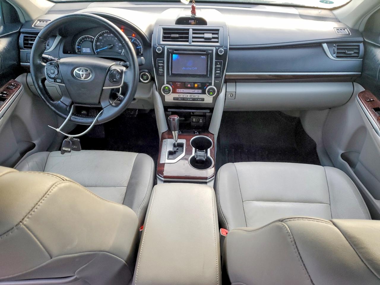 2014 TOYOTA CAMRY L photo 8