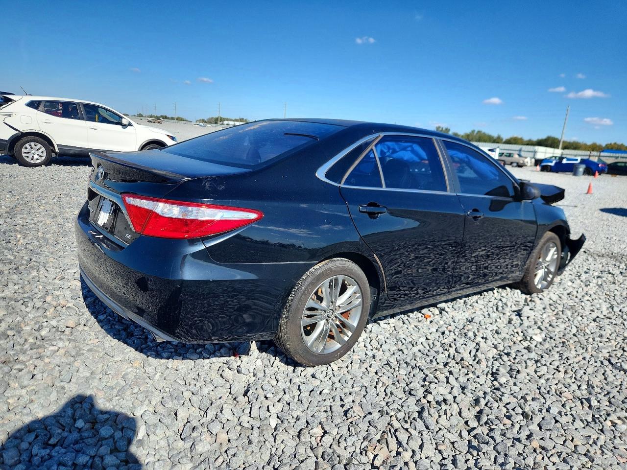 2017 TOYOTA CAMRY LE photo 3