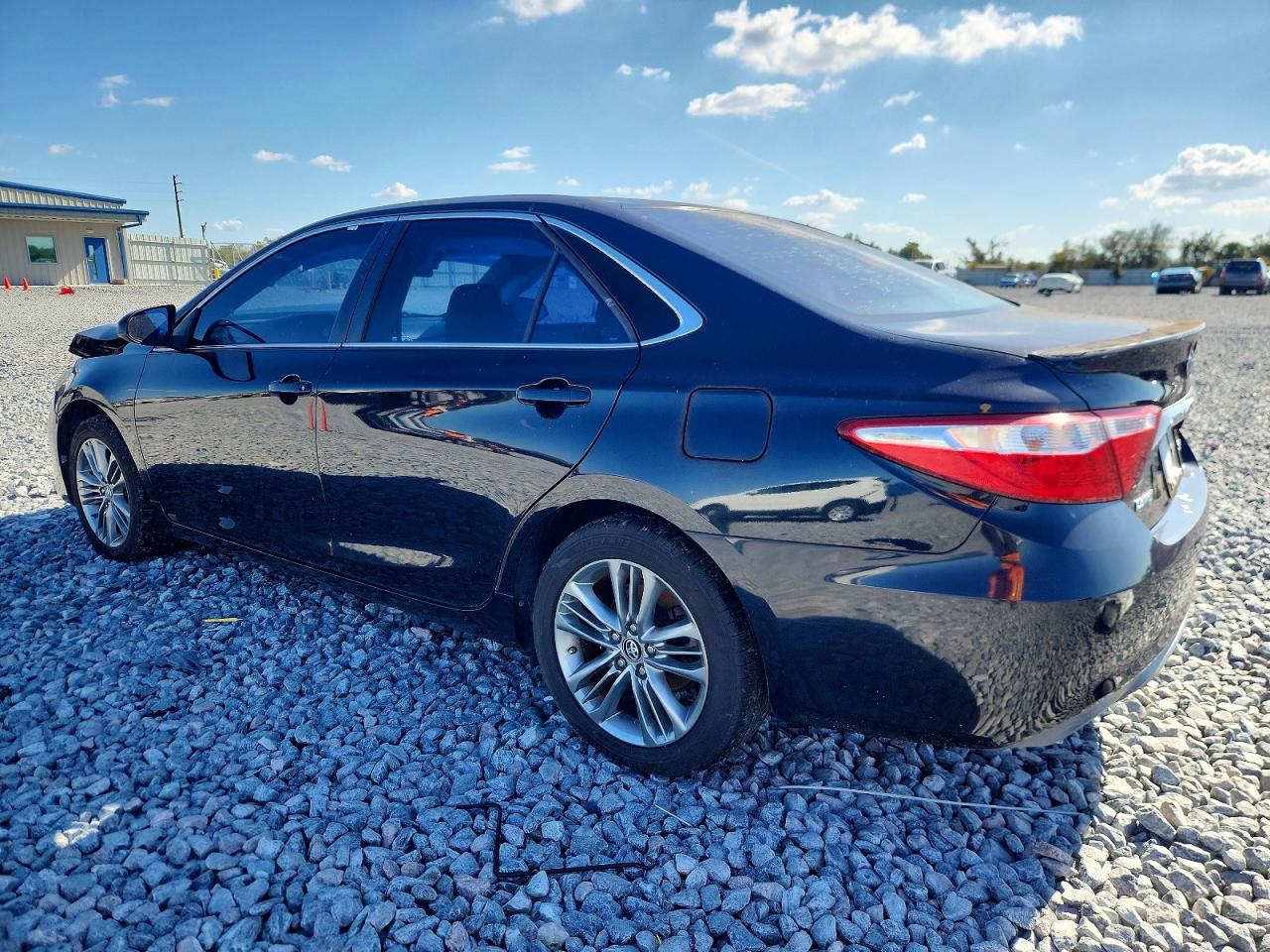 2017 TOYOTA CAMRY LE photo 2
