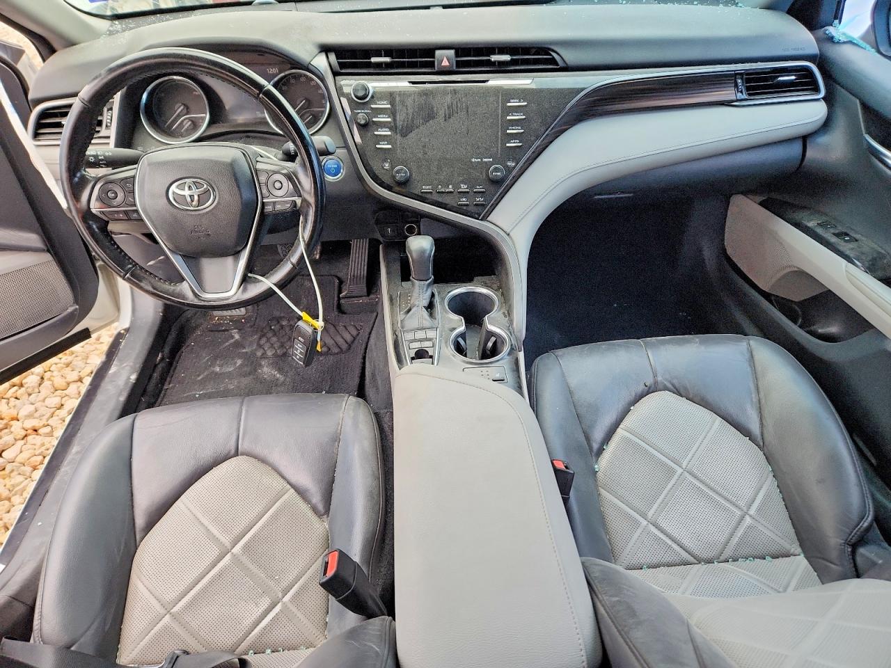 2019 TOYOTA CAMRY HYBRID photo 8