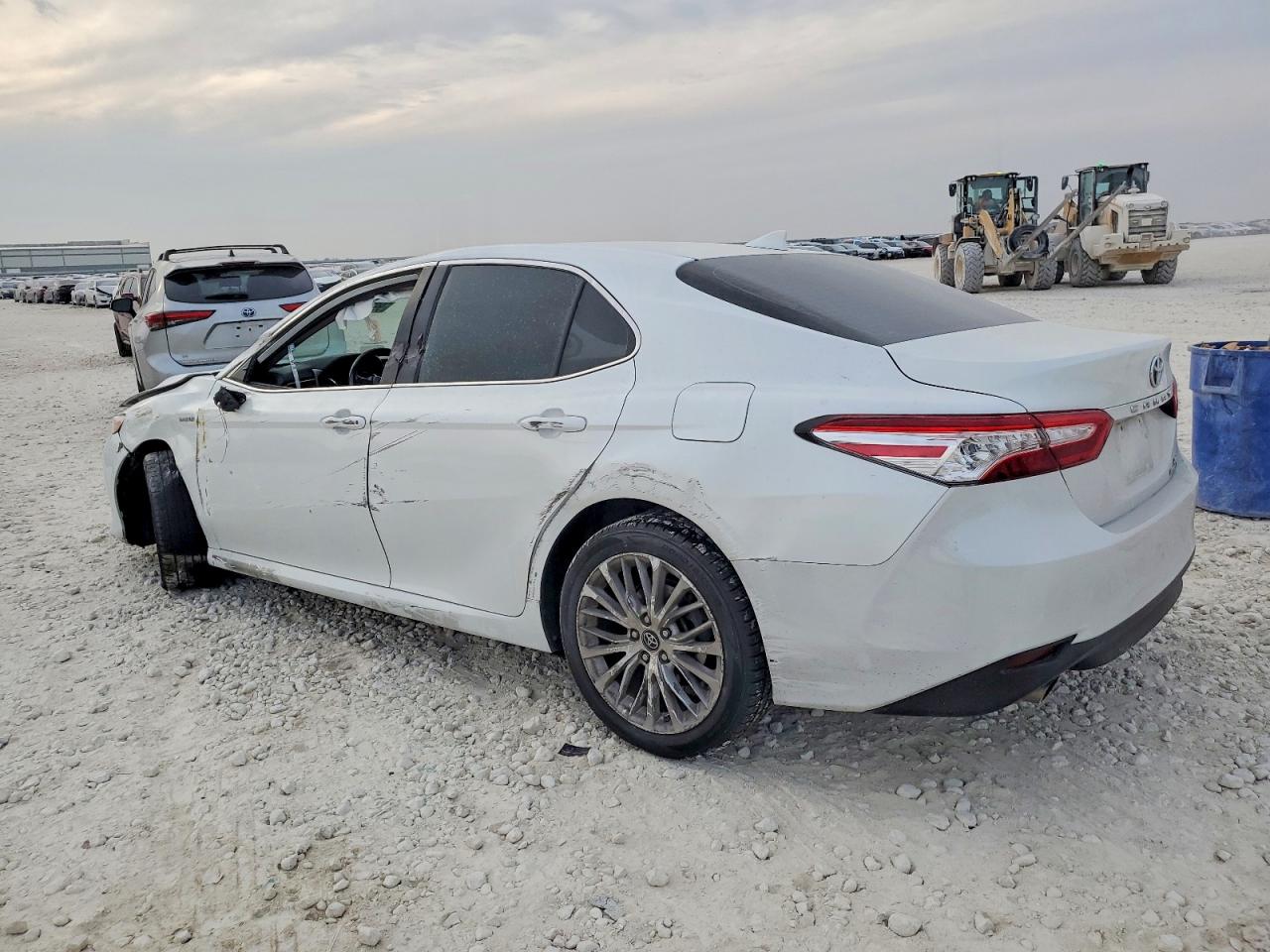 2019 TOYOTA CAMRY HYBRID photo 2