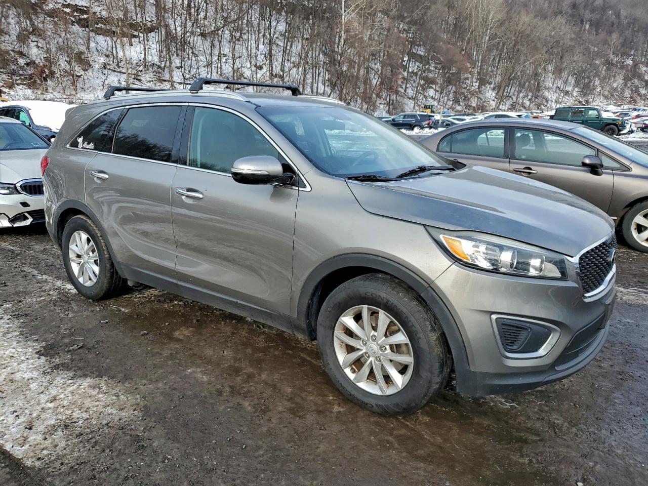 2017 KIA SORENTO LX photo 4