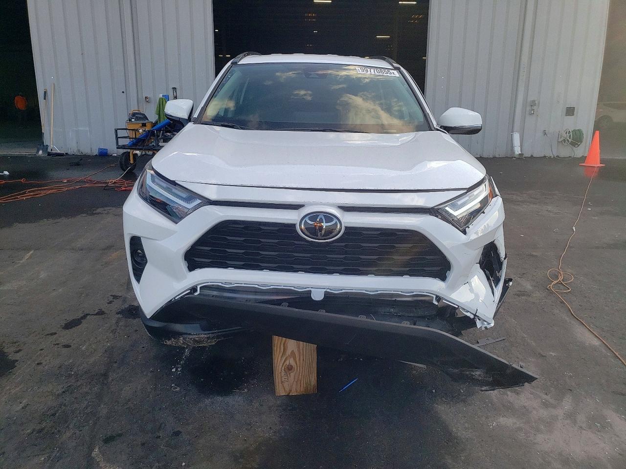2025 TOYOTA RAV4 XLE photo 5