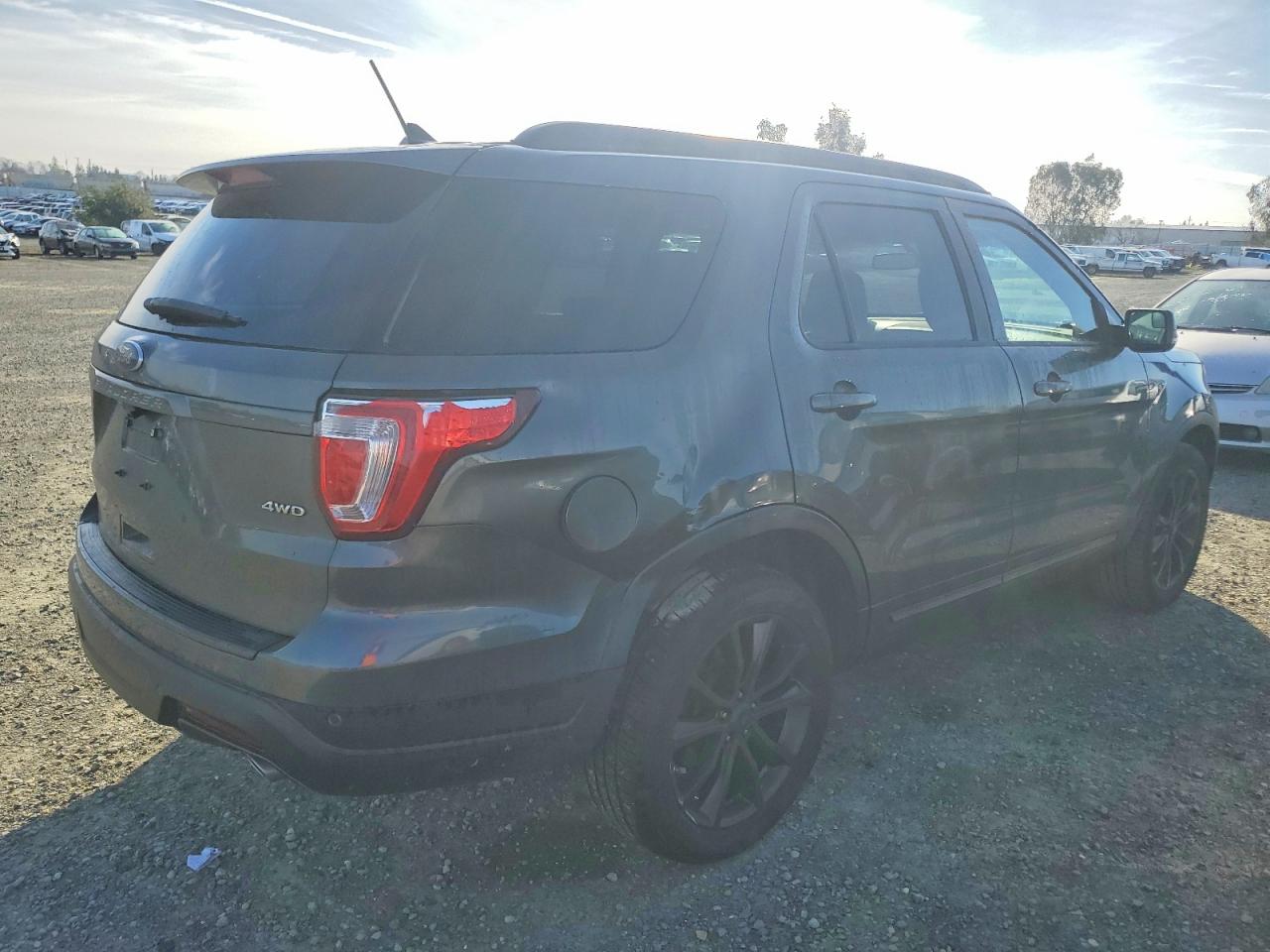2018 FORD EXPLORER XLT photo 3