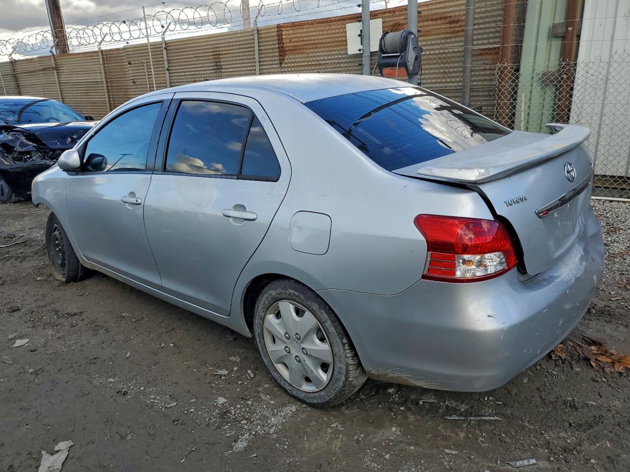 2009 TOYOTA YARIS photo 2