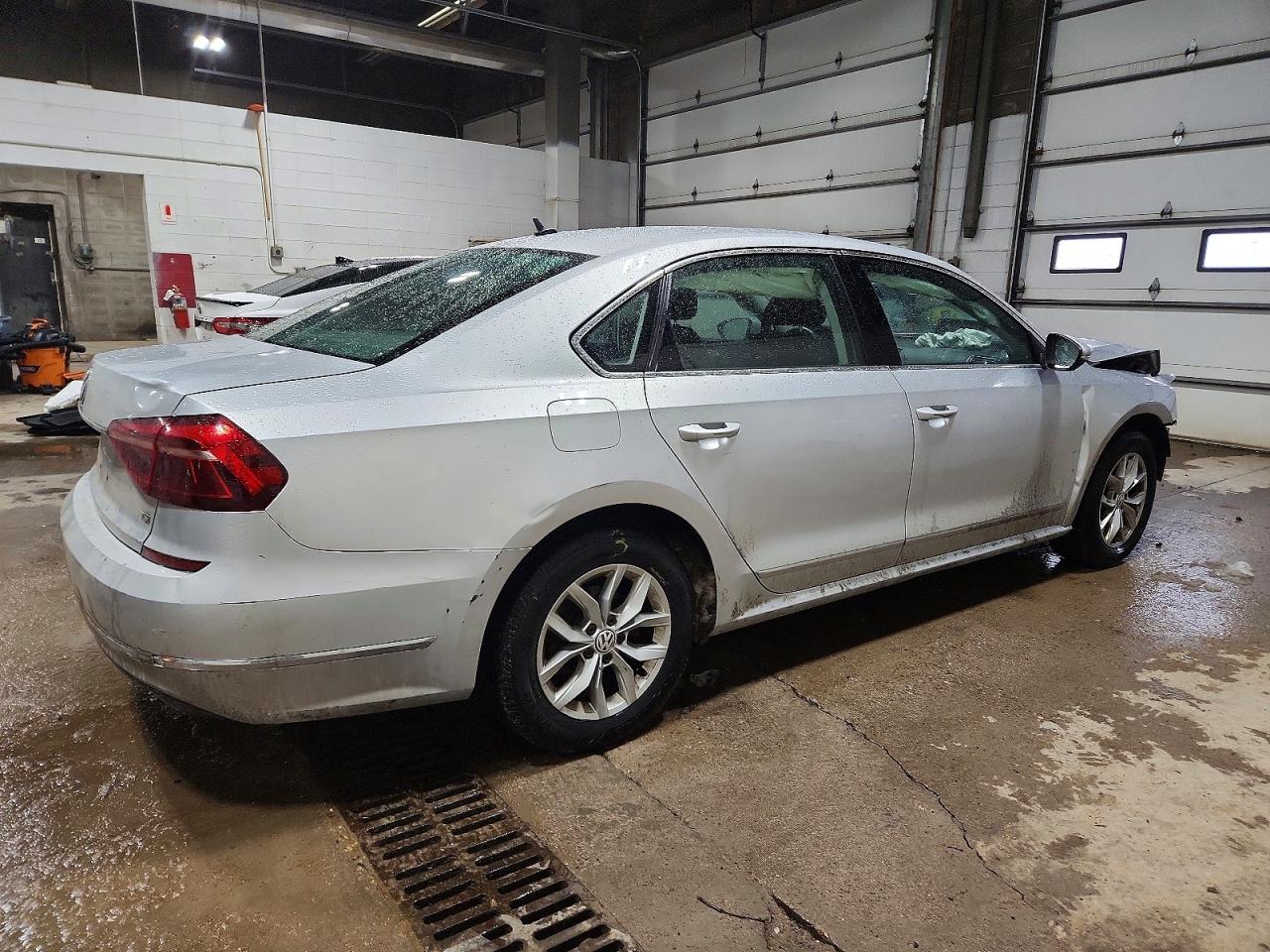 2017 VOLKSWAGEN PASSAT S photo 3