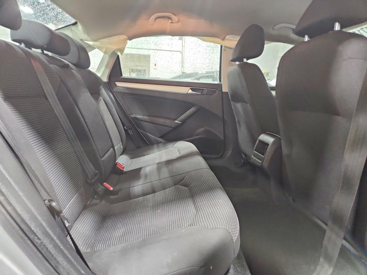 2017 VOLKSWAGEN PASSAT S photo 10