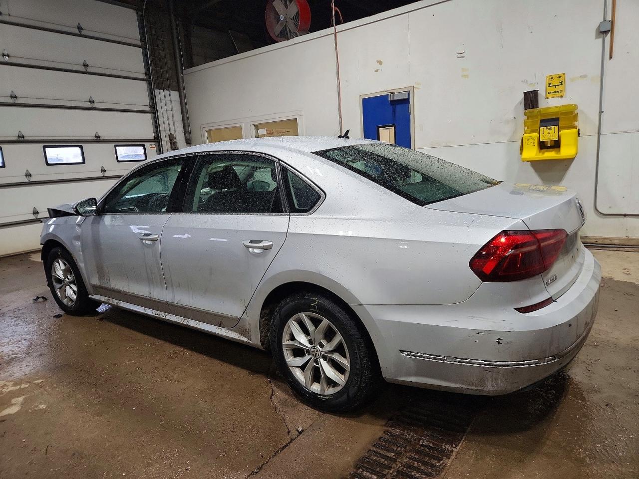 2017 VOLKSWAGEN PASSAT S photo 2