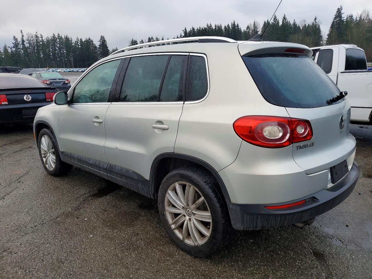 2011 VOLKSWAGEN TIGUAN S photo 2