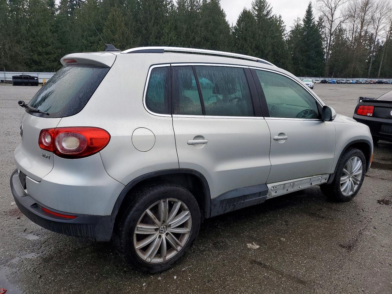 2011 VOLKSWAGEN TIGUAN S photo 3