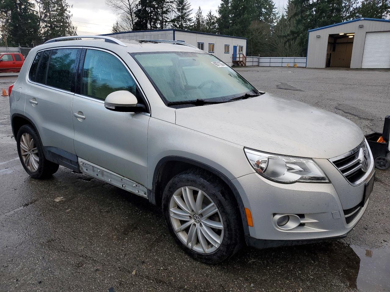 2011 VOLKSWAGEN TIGUAN S photo 4