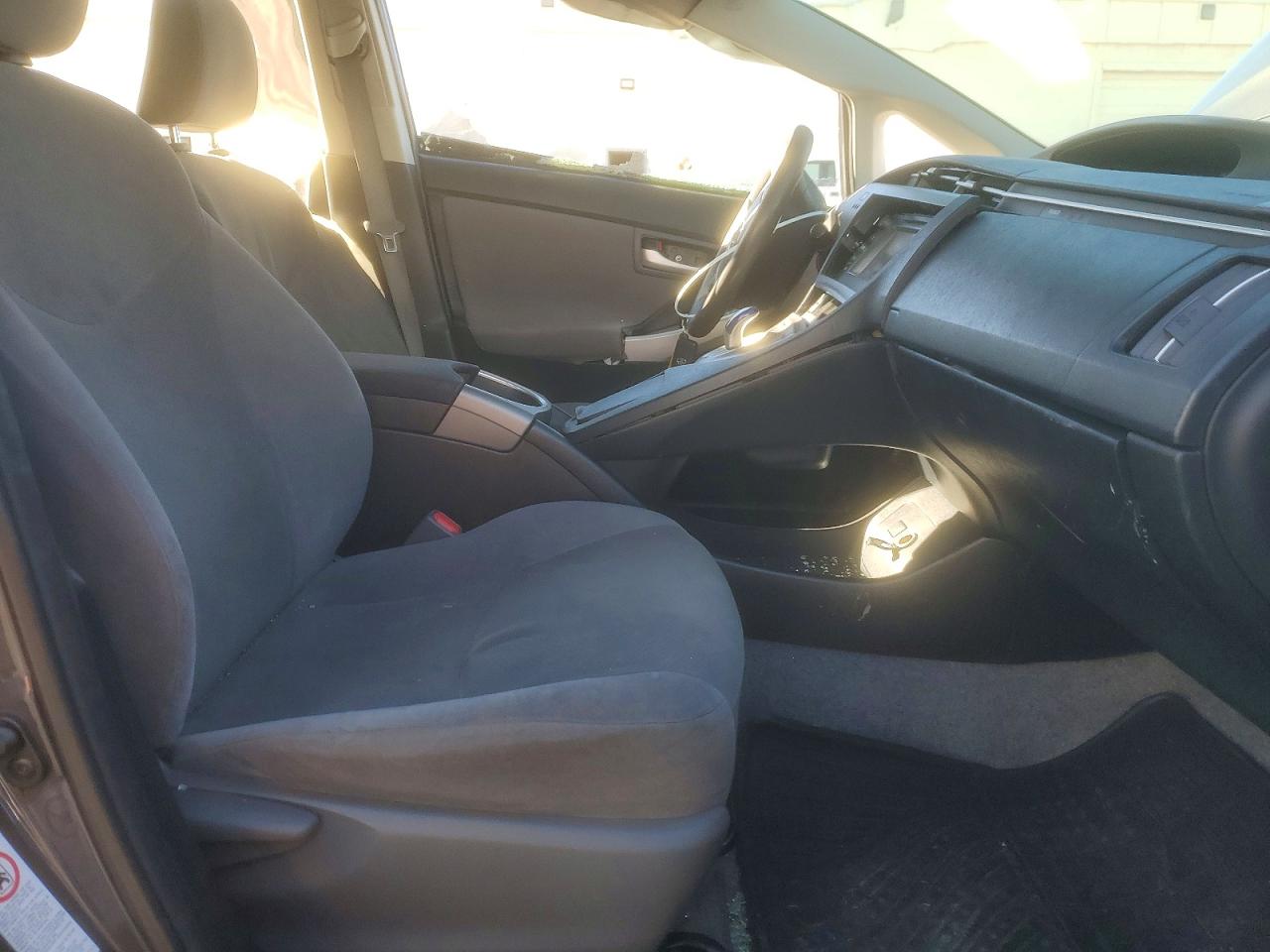 2014 TOYOTA PRIUS photo 7