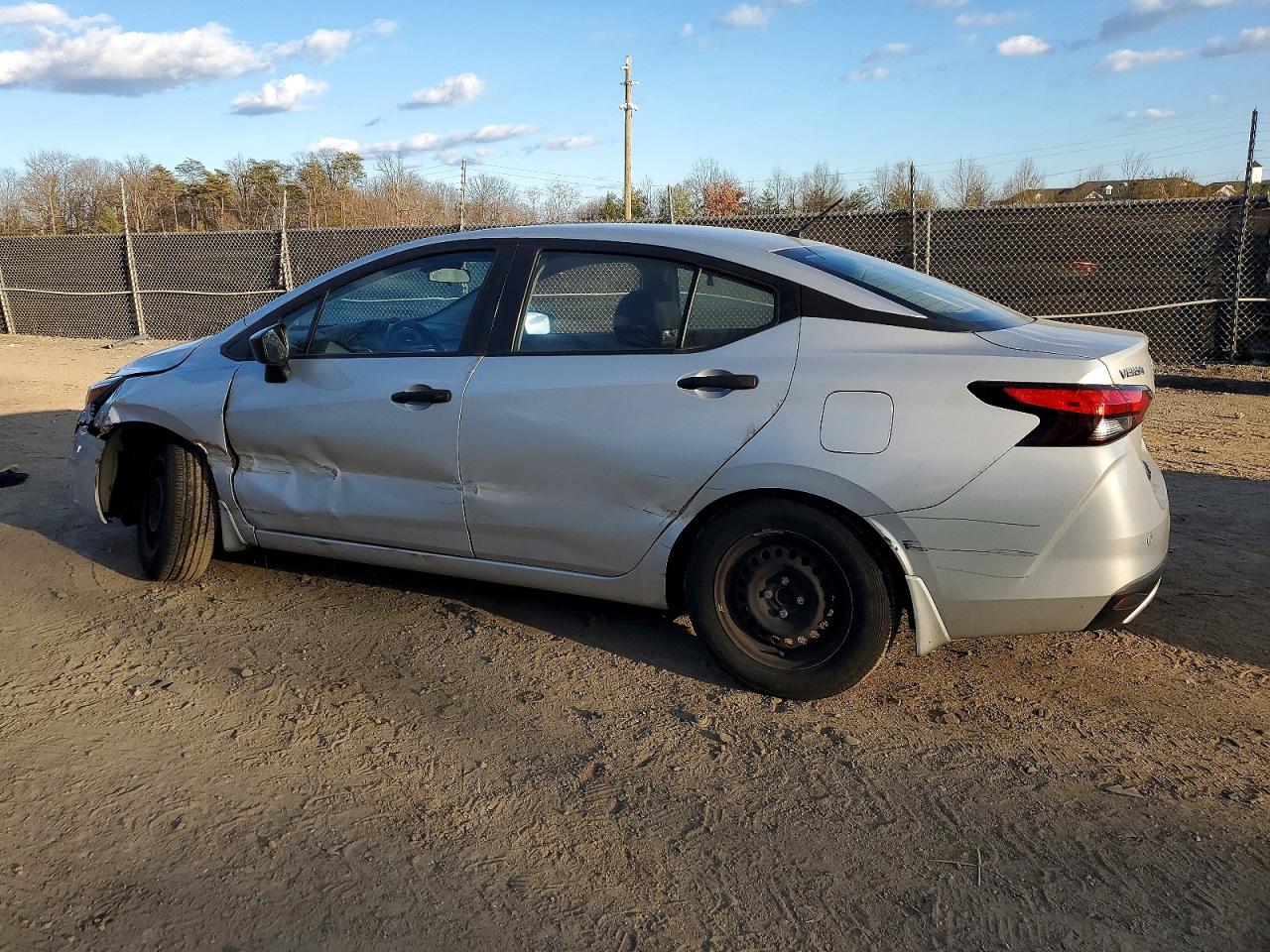 2020 NISSAN VERSA S photo 2