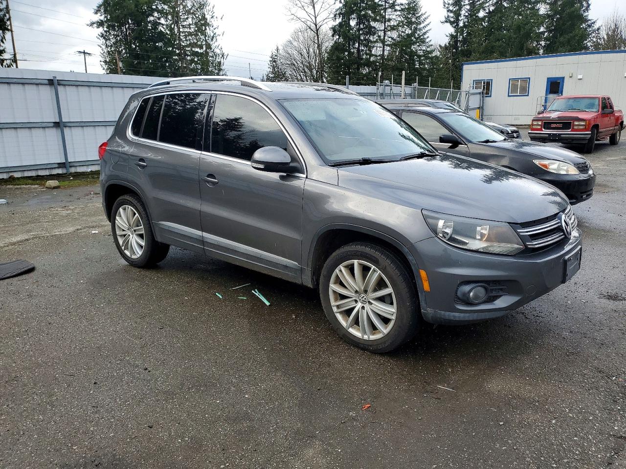 2013 VOLKSWAGEN TIGUAN S photo 4