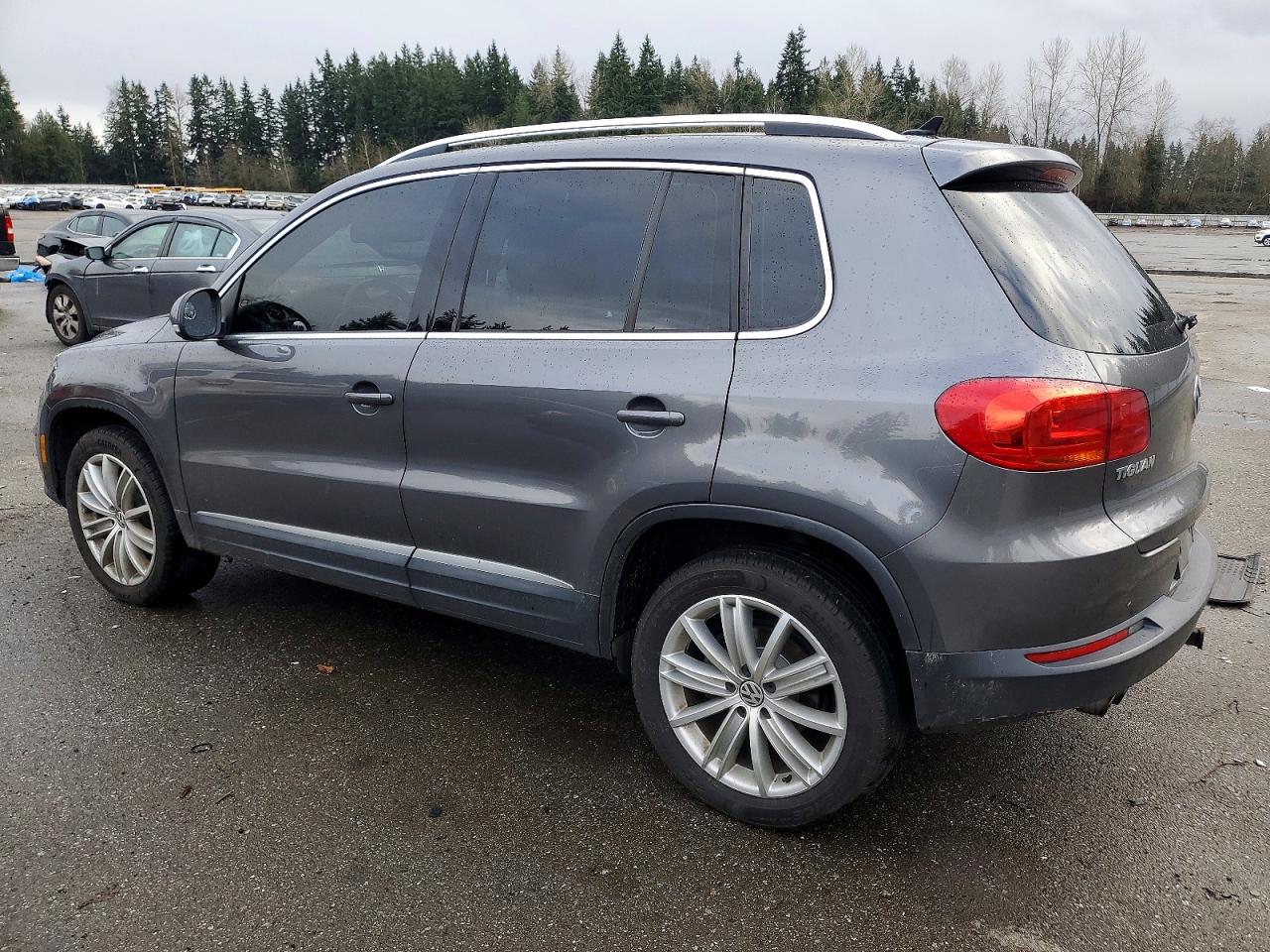 2013 VOLKSWAGEN TIGUAN S photo 2