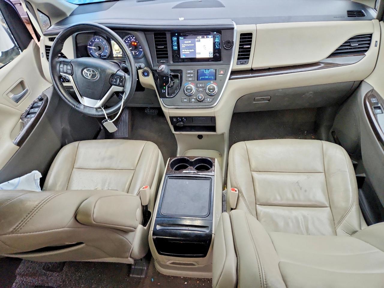 2017 TOYOTA SIENNA XLE photo 8