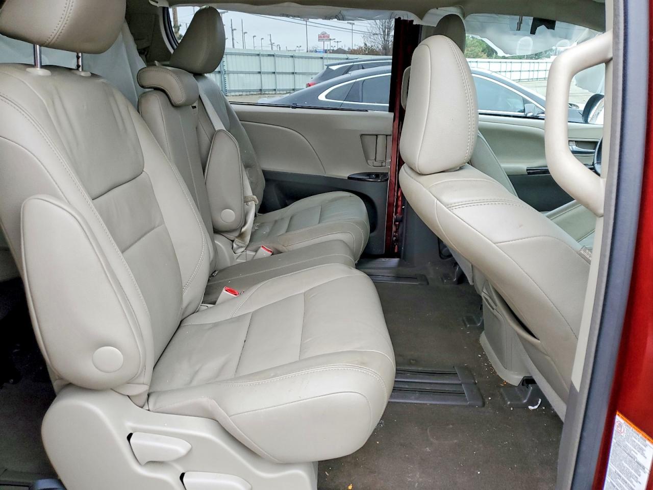 2017 TOYOTA SIENNA XLE photo 11