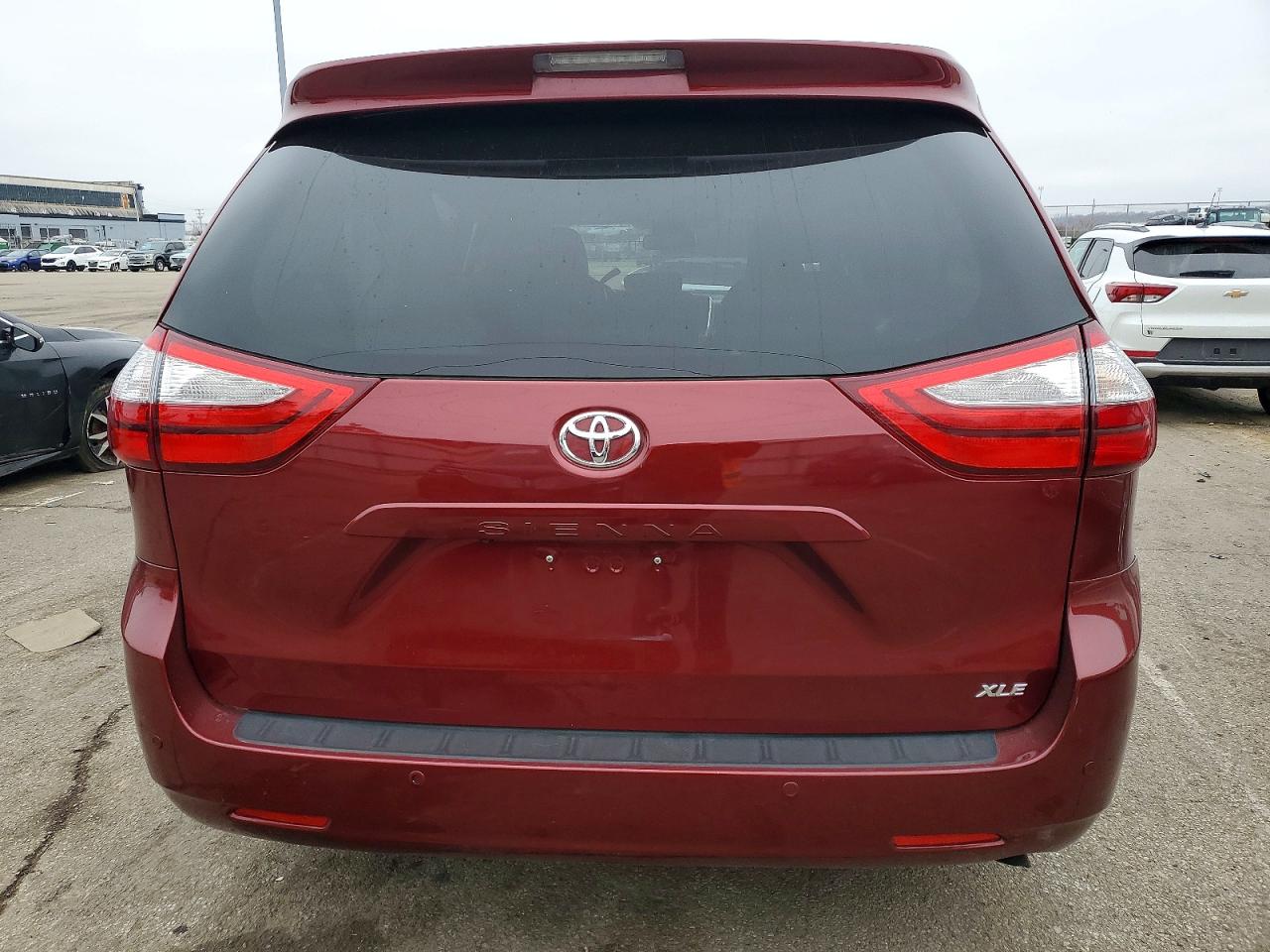 2017 TOYOTA SIENNA XLE photo 6