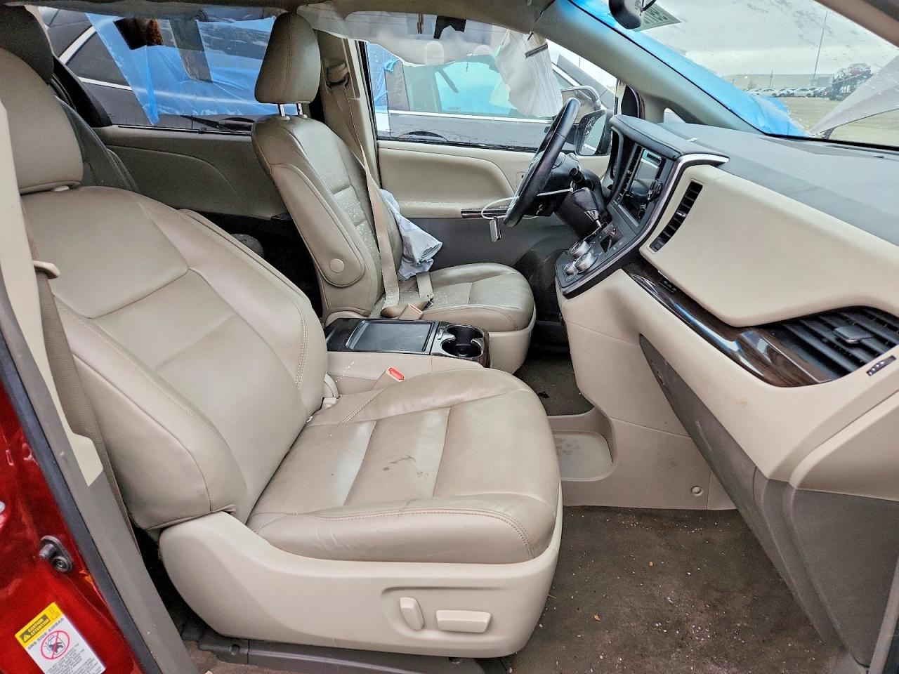 2017 TOYOTA SIENNA XLE photo 7