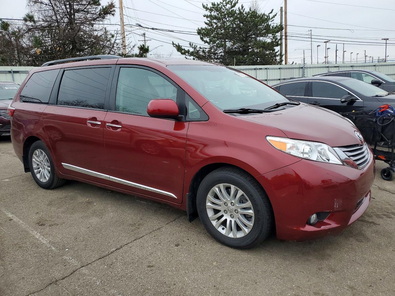2017 TOYOTA SIENNA XLE photo 4