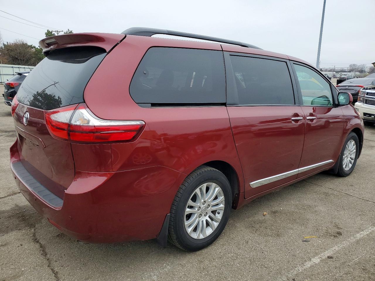 2017 TOYOTA SIENNA XLE photo 3
