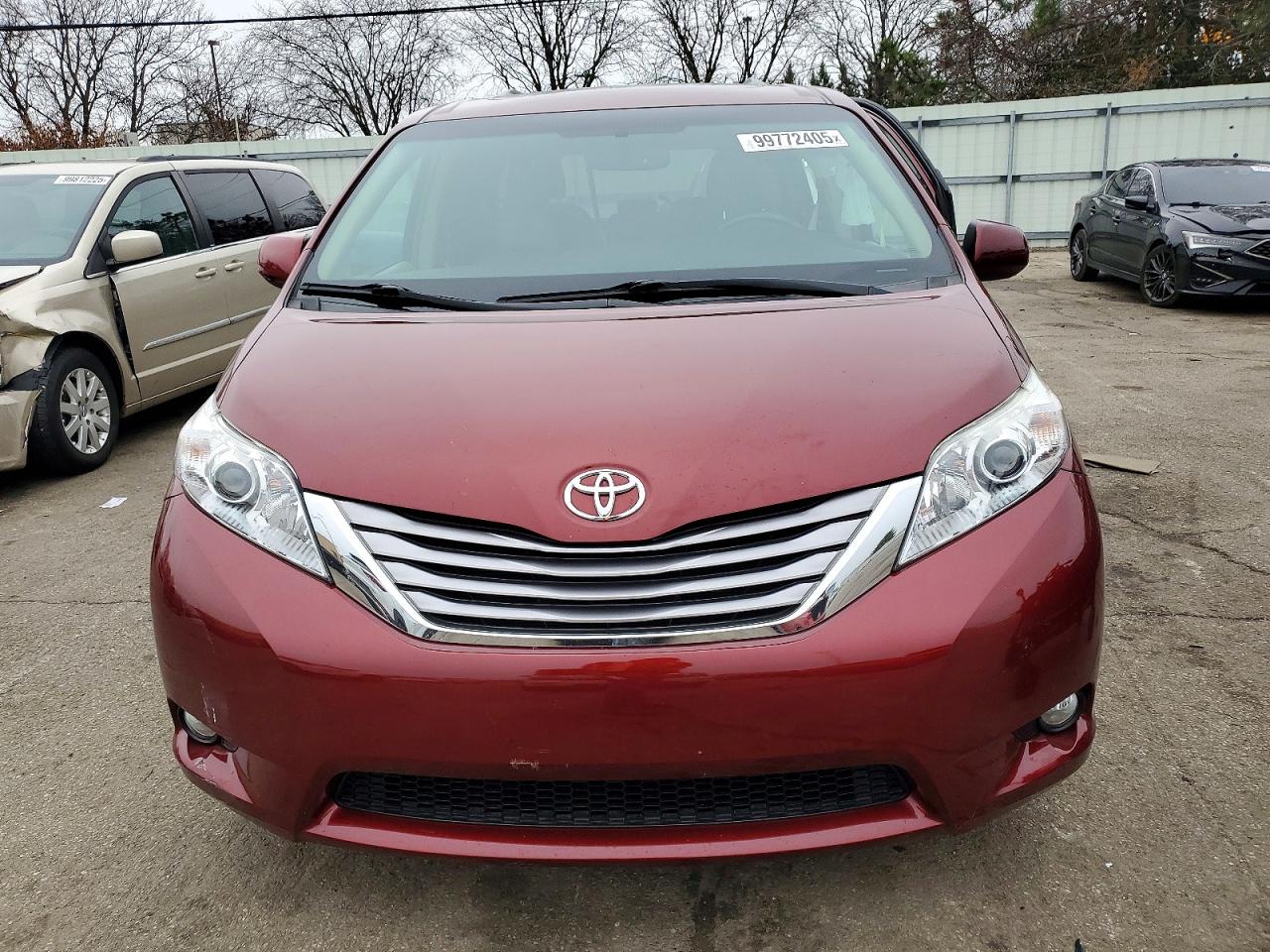 2017 TOYOTA SIENNA XLE photo 5