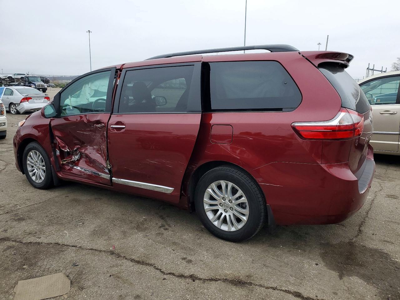2017 TOYOTA SIENNA XLE photo 2