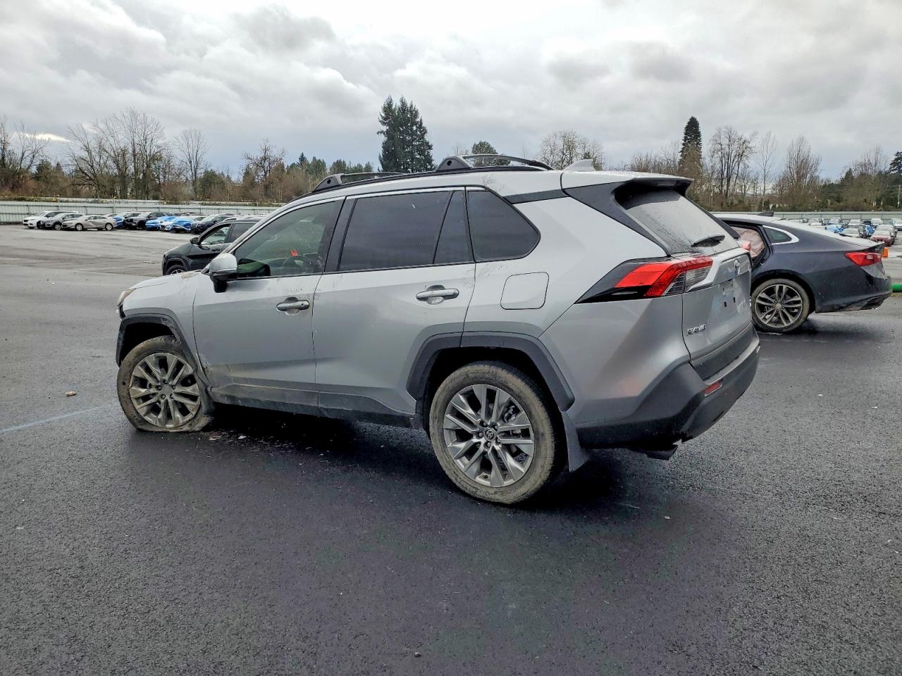 2024 TOYOTA RAV4 XLE PREMIUM photo 2