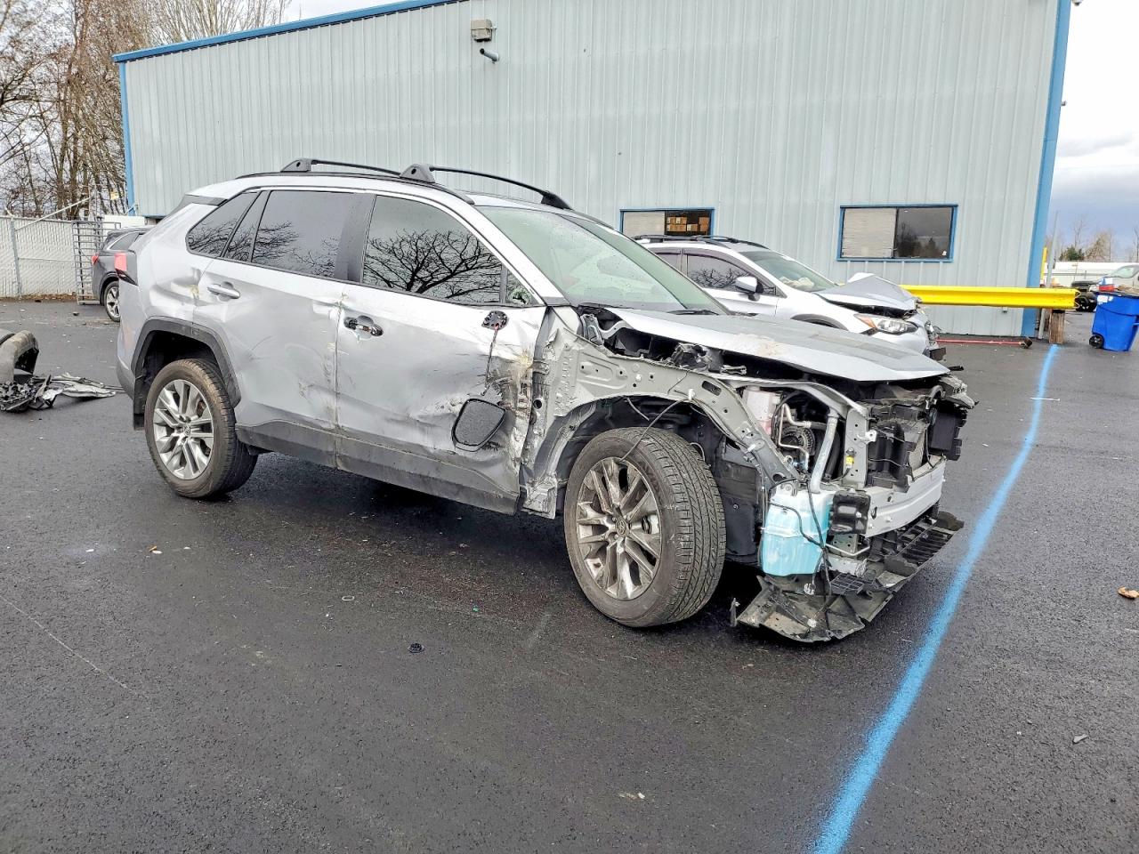 2024 TOYOTA RAV4 XLE PREMIUM photo 4