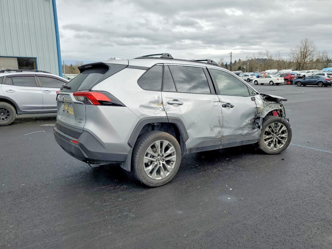 2024 TOYOTA RAV4 XLE PREMIUM photo 3