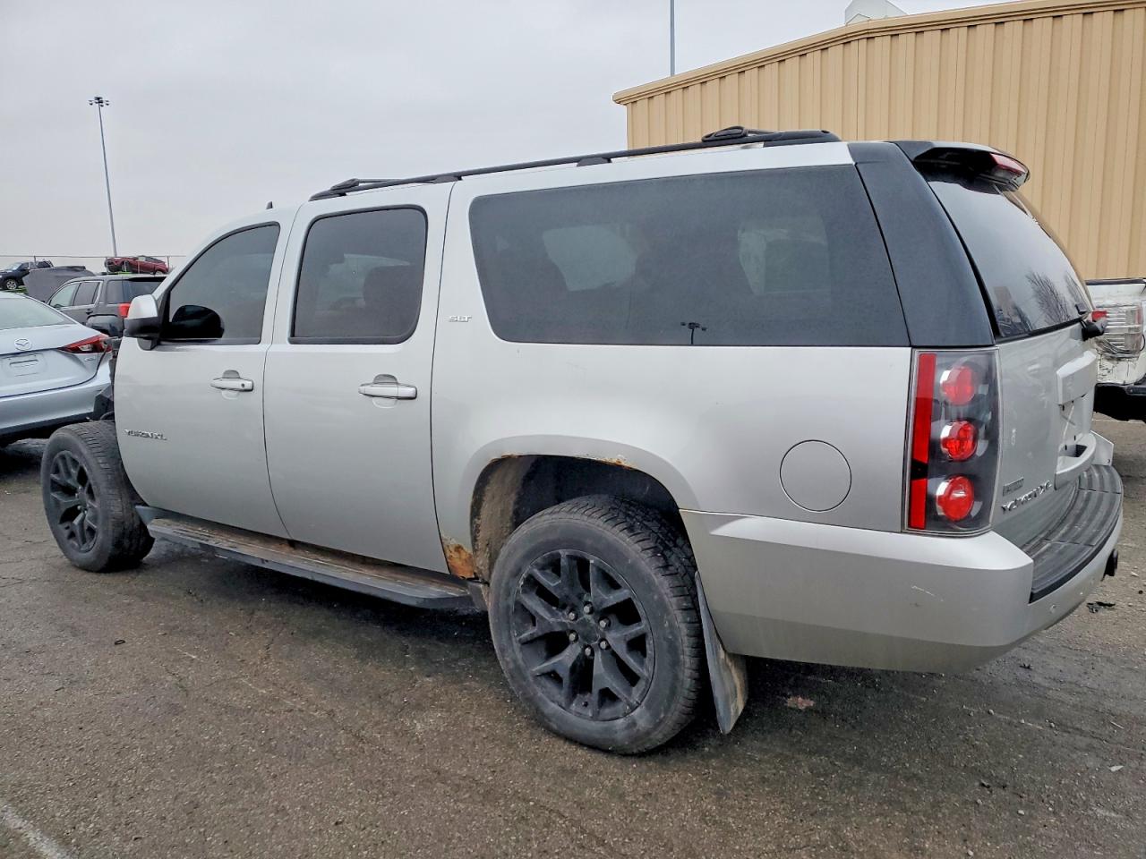 2010 GMC YUKON XL K1500 SLT photo 2