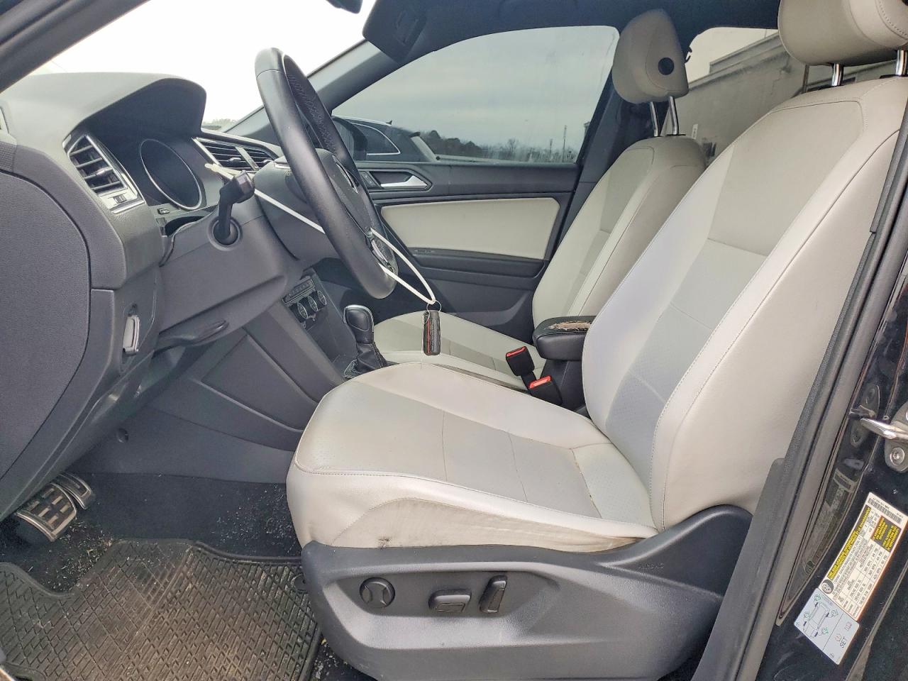 2021 VOLKSWAGEN TIGUAN SE photo 13