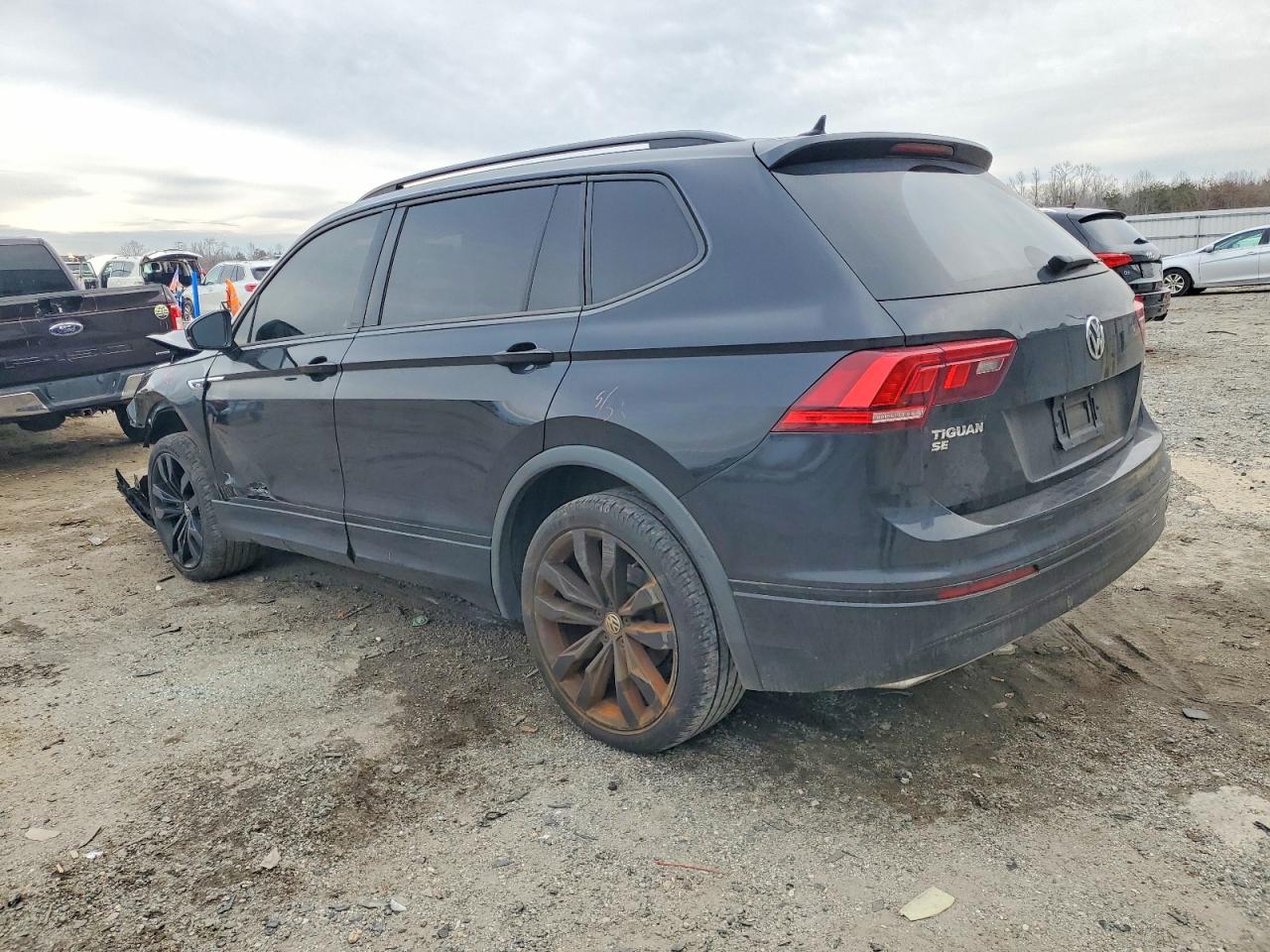 2021 VOLKSWAGEN TIGUAN SE photo 3