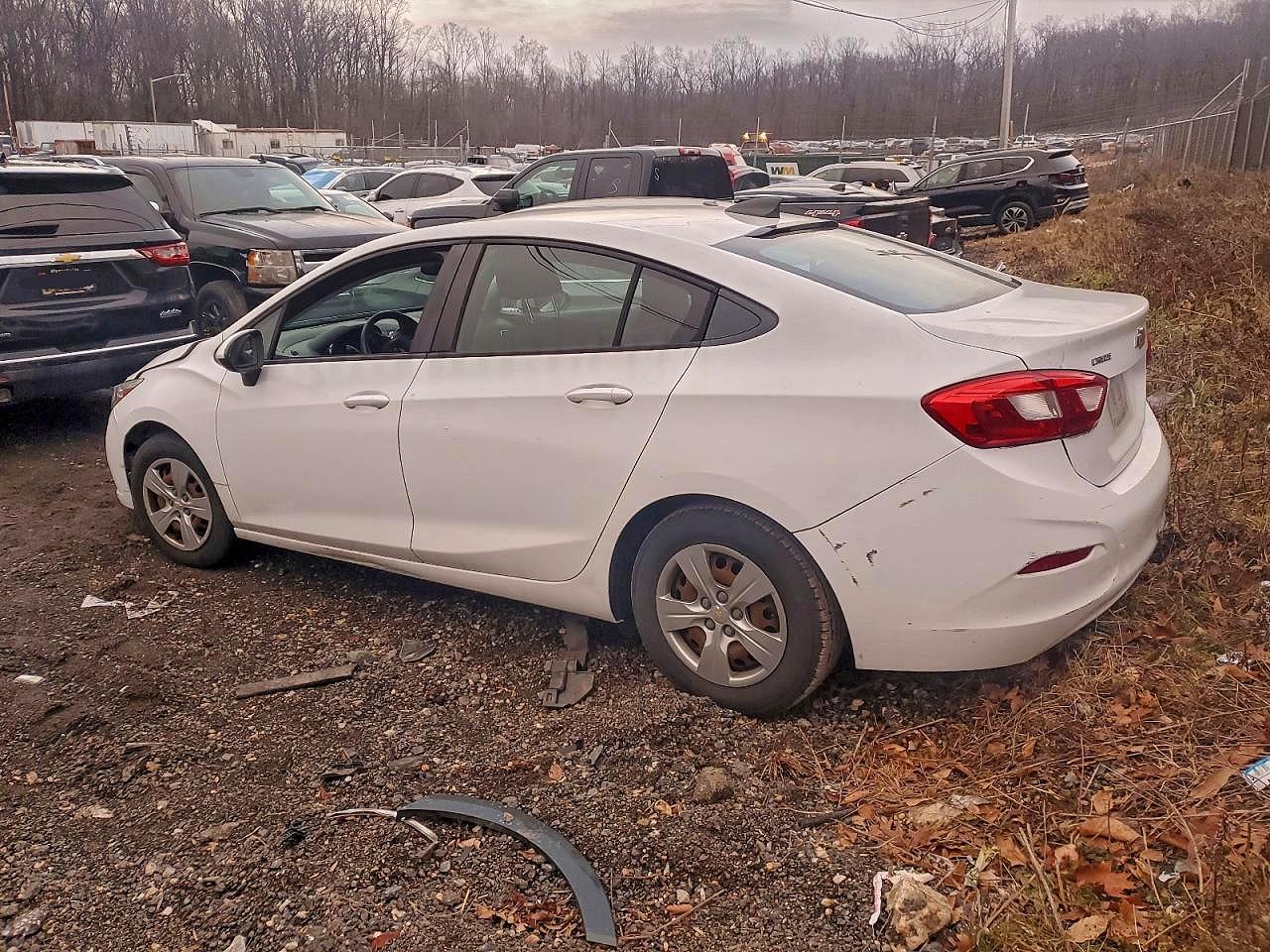2016 CHEVROLET CRUZE LS photo 2