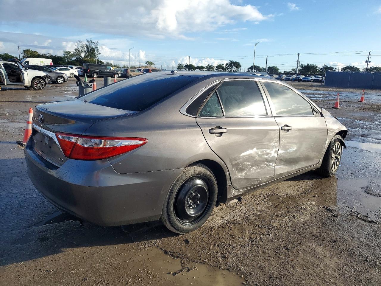2016 TOYOTA CAMRY LE photo 3