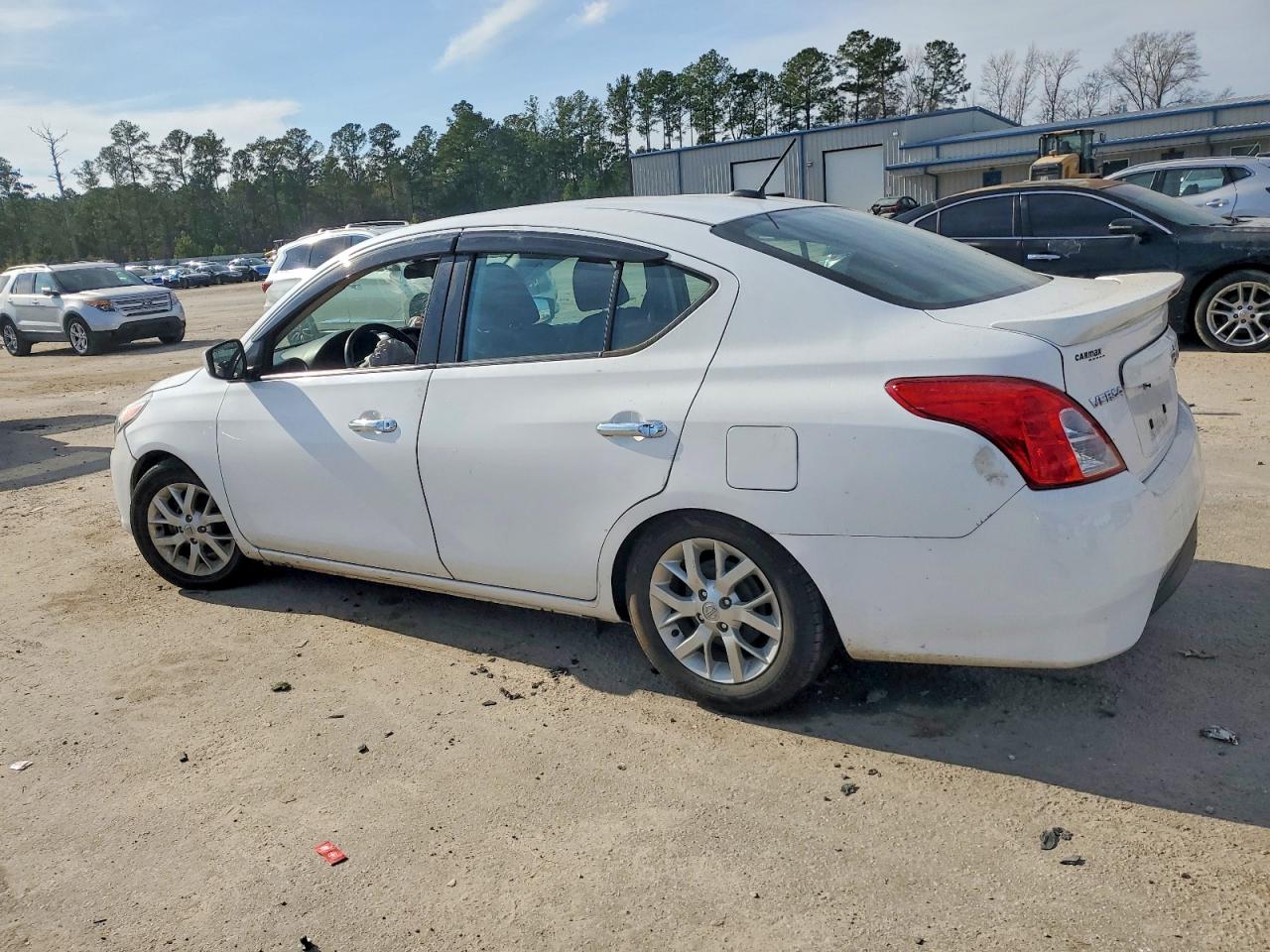 2018 NISSAN VERSA photo 2