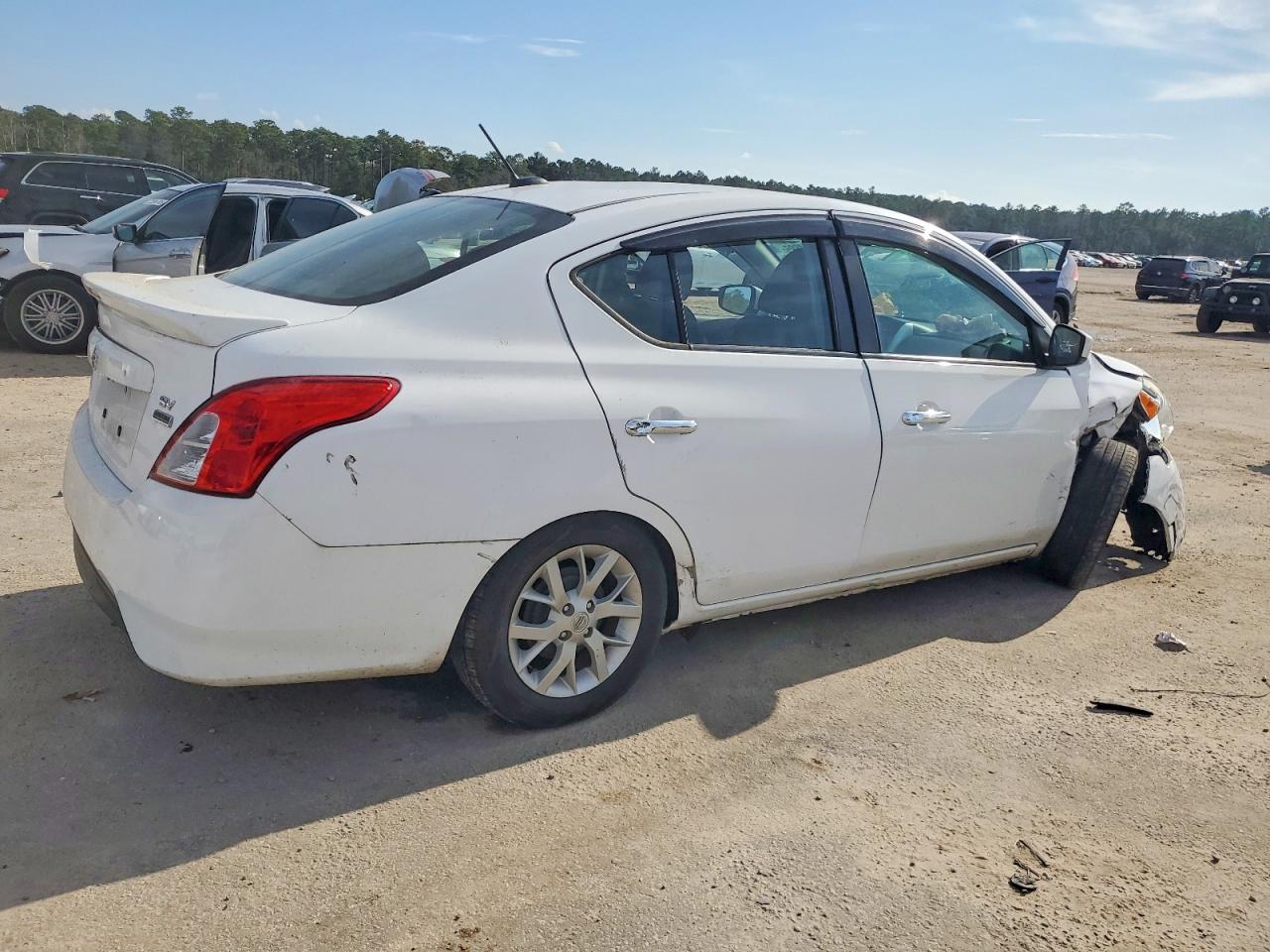 2018 NISSAN VERSA photo 3