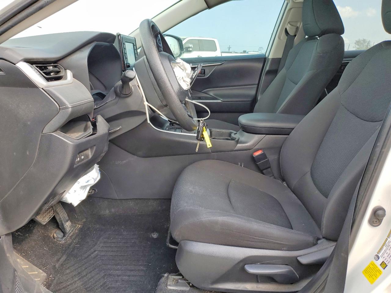 2021 TOYOTA RAV4 LE photo 7