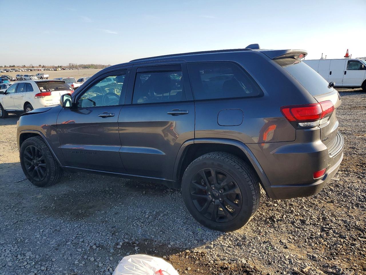 2018 JEEP GRAND CHEROKEE LAREDO photo 4