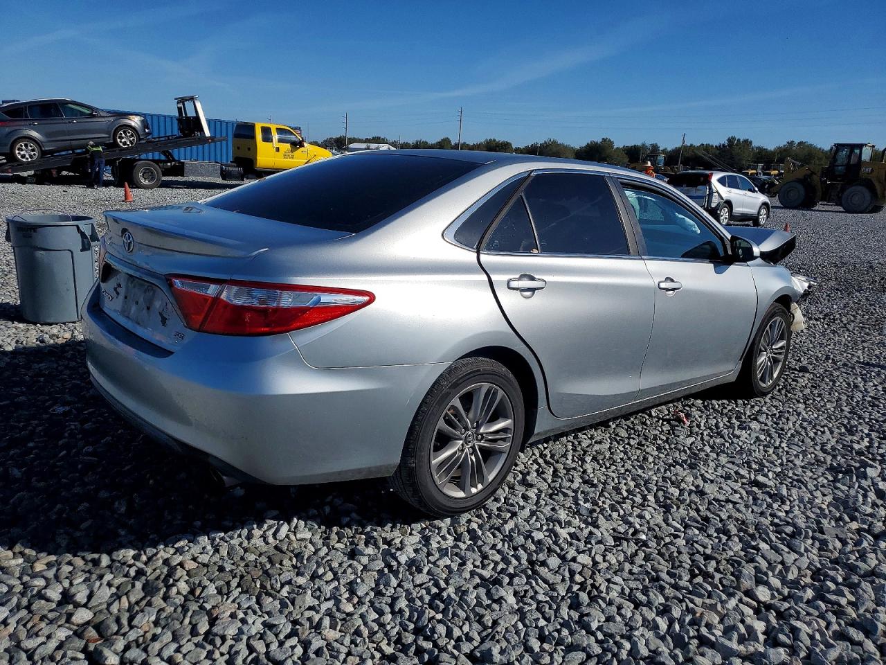 2015 TOYOTA CAMRY SE photo 3