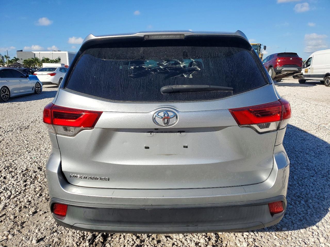2019 TOYOTA HIGHLANDER LE photo 16