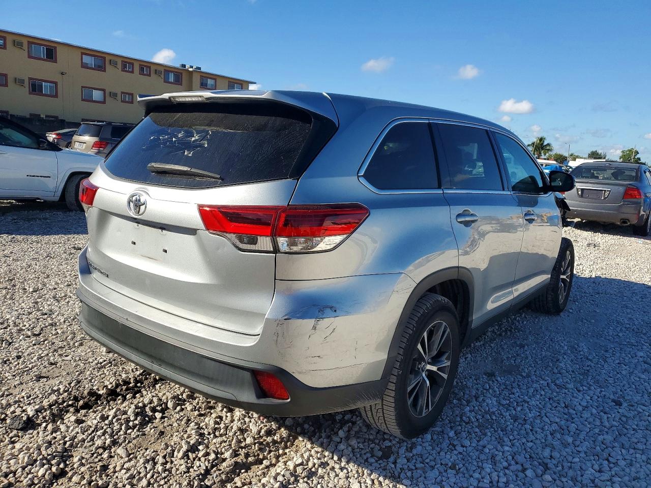2019 TOYOTA HIGHLANDER LE photo 7